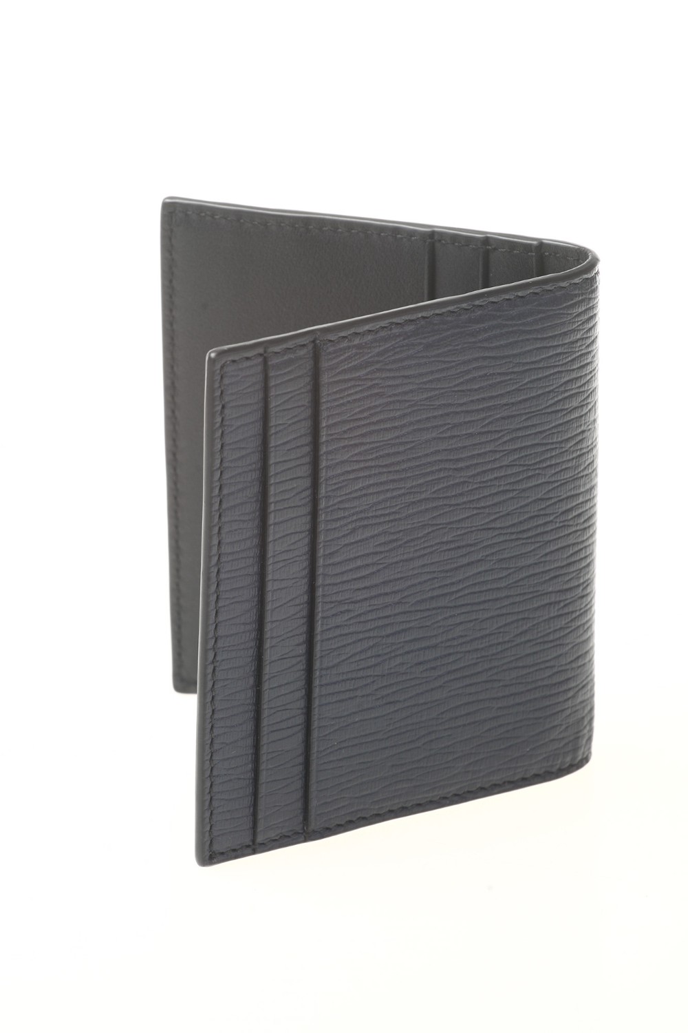 shop SALVATORE FERRAGAMO  Portacarte: Salvatore Ferragamo porta carte di credito Gancini in pelle di vitello martellato.
Interni in tonalità a contrasto.
Struttura con fessure sia all'interno che all'esterno.
Ornamento Gancini in finitura palladio sul davanti.
Dimensioni: Altezza 9.5 cm, Lunghezza 16 cm.
Composizione: 100% pelle di vitello.
Fabbricato in Italia.. 660371 REVIVAL-001744864BLU/NERO number 9649890